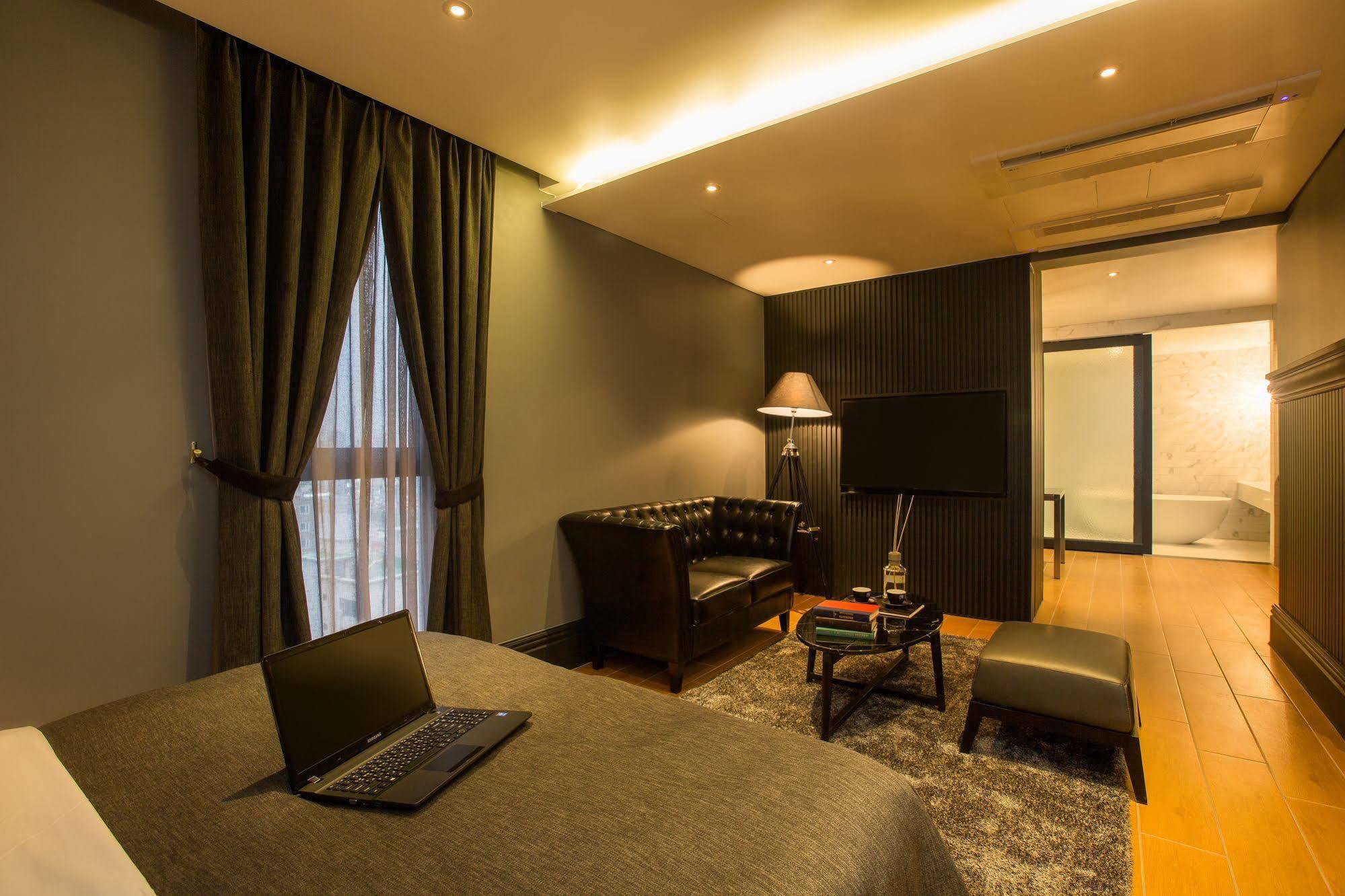 Trang Blue 3*